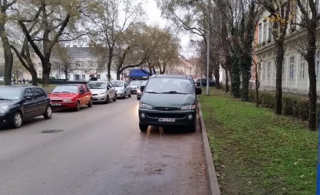 Kezdődik a Zichy liget járdájának felújítása – szakaszos megállási korlátozásokat vezetnek be